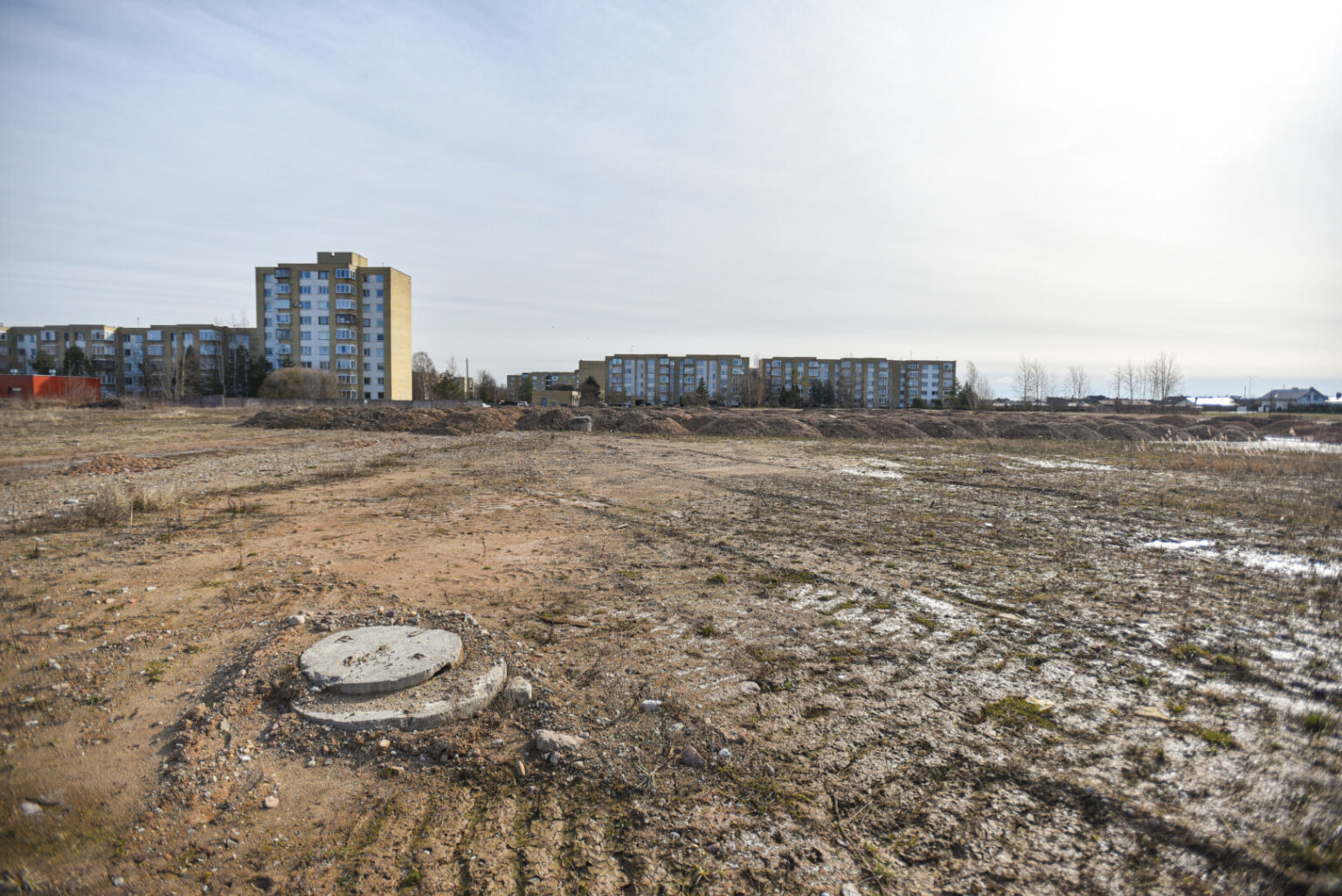 Panevėžyje įkurta statybų bendrovė, prieš trejus metus už ketvirtį milijono eurų įsigijusi nebaigtos statyti Pilėnų mokyklos griaučius bei ją juosiantį sklypą, dabar tokį turtą pardavinėja už septynis kartus didesnę sumą.