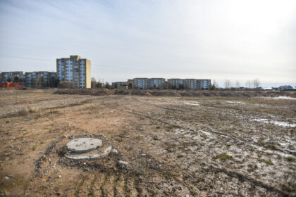 Panevėžyje įkurta statybų bendrovė, prieš trejus metus už ketvirtį milijono eurų įsigijusi nebaigtos statyti Pilėnų mokyklos griaučius bei ją juosiantį sklypą, dabar tokį turtą pardavinėja už septynis kartus didesnę sumą.