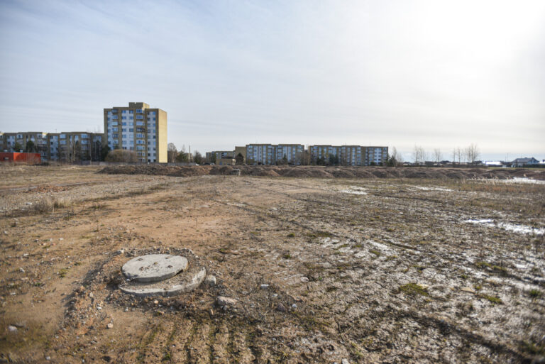 Panevėžyje įkurta statybų bendrovė, prieš trejus metus už ketvirtį milijono eurų įsigijusi nebaigtos statyti Pilėnų mokyklos griaučius bei ją juosiantį sklypą, dabar tokį turtą pardavinėja už septynis kartus didesnę sumą.