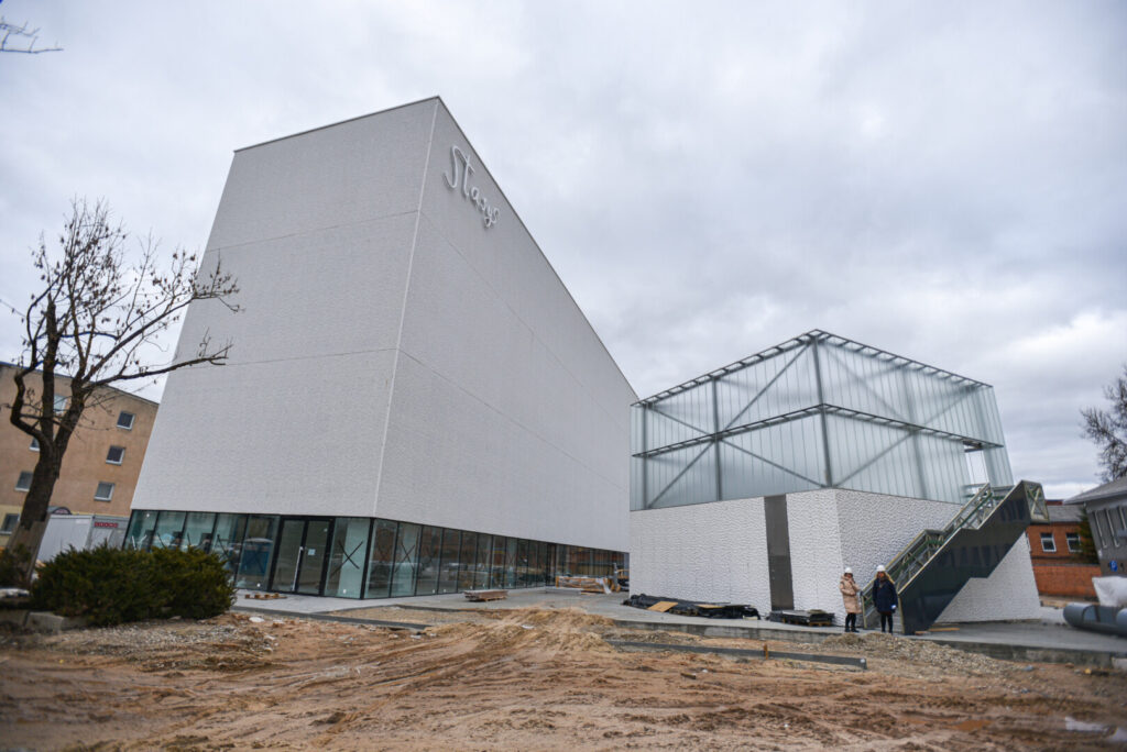 Panevėžyje praeivių akis labiausiai traukiančioje statybvietėje, būsimajame naujos kartos muziejuje – Stasio Eidrigevičiaus menų centre kaip kokiame bičių avilyje dūzgia statybininkai. Jiems beliko baigiamieji apdailos darbai ir, planuojama, jau birželį statybininkai užleis vietą kultūrininkams.