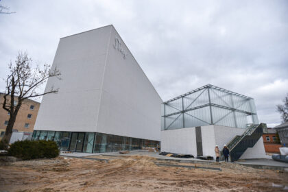 Panevėžyje praeivių akis labiausiai traukiančioje statybvietėje, būsimajame naujos kartos muziejuje – Stasio Eidrigevičiaus menų centre kaip kokiame bičių avilyje dūzgia statybininkai. Jiems beliko baigiamieji apdailos darbai ir, planuojama, jau birželį statybininkai užleis vietą kultūrininkams.