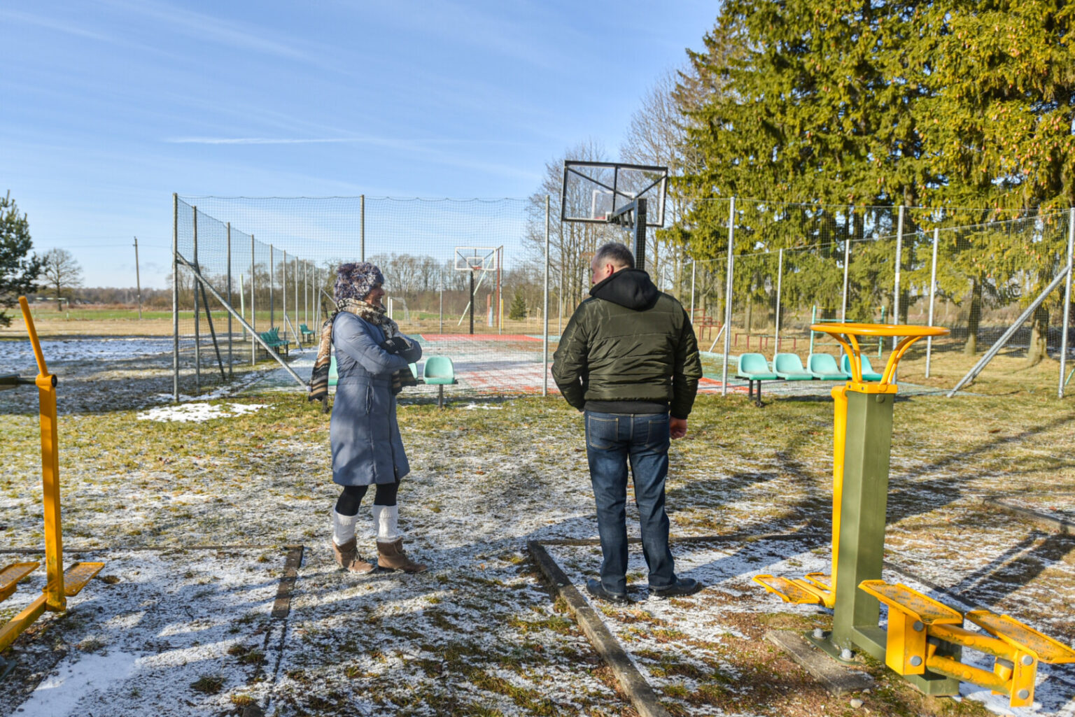 Kiek mažiau nei keturis šimtus gyventojų turinčių Skaistgirių Panevėžio rajone gyventojai guodžiasi, kad per pastaruosius metus uždaryta aštuonis dešimtmečius veikusi mokykla, neliko medicinos punkto, pašto skyriaus, net viešasis transportas aplenkia kaimą.