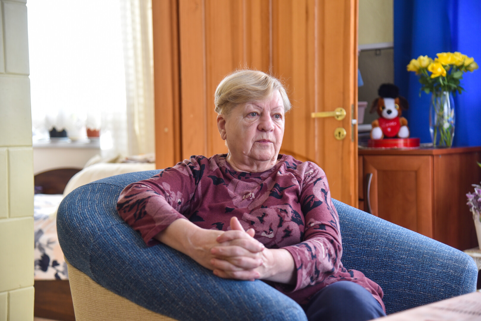 Smėlynės gatvės gyventoja Aušra Tamoliūnienė guodėsi, kad jos kiemo tvora automobilių nugriaunama jau antrą kartą. P. ŽIDONIO nuotr.