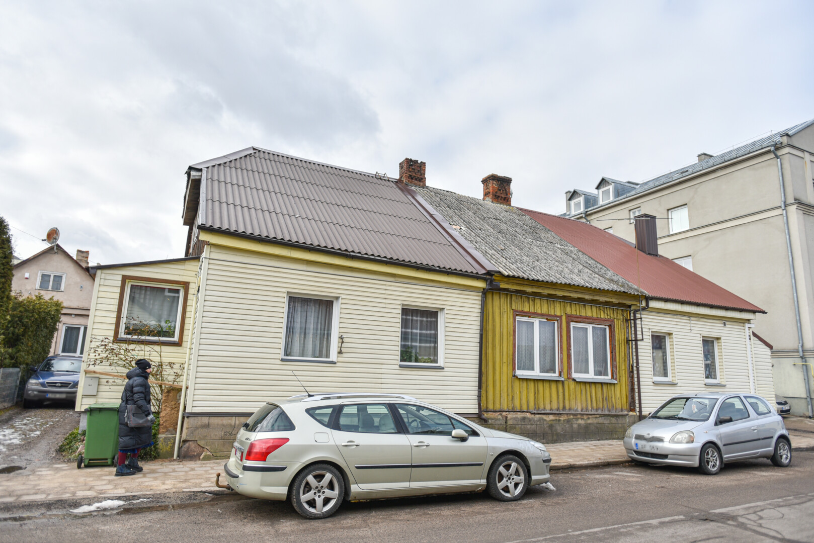 Šį namą 1929 metais nusipirko ir jį suremontavo Panevėžio bibliotekos įkūrėja, to meto žymi kultūros veikėja Elžbieta Jodinskaitė. Matyt, jos iniciatyva ant pamatų ir atsirado namo pastatymo ir restauravimo datos. P. ŽIDONIO nuotr.