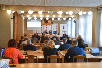 Prie mero Ryčio Račkausko nepartinių formuojamos naujos miesto Tarybos daugumos jungiantis dar keturių partijų atstovams, opozicijoje beliks vos keturi politikai.