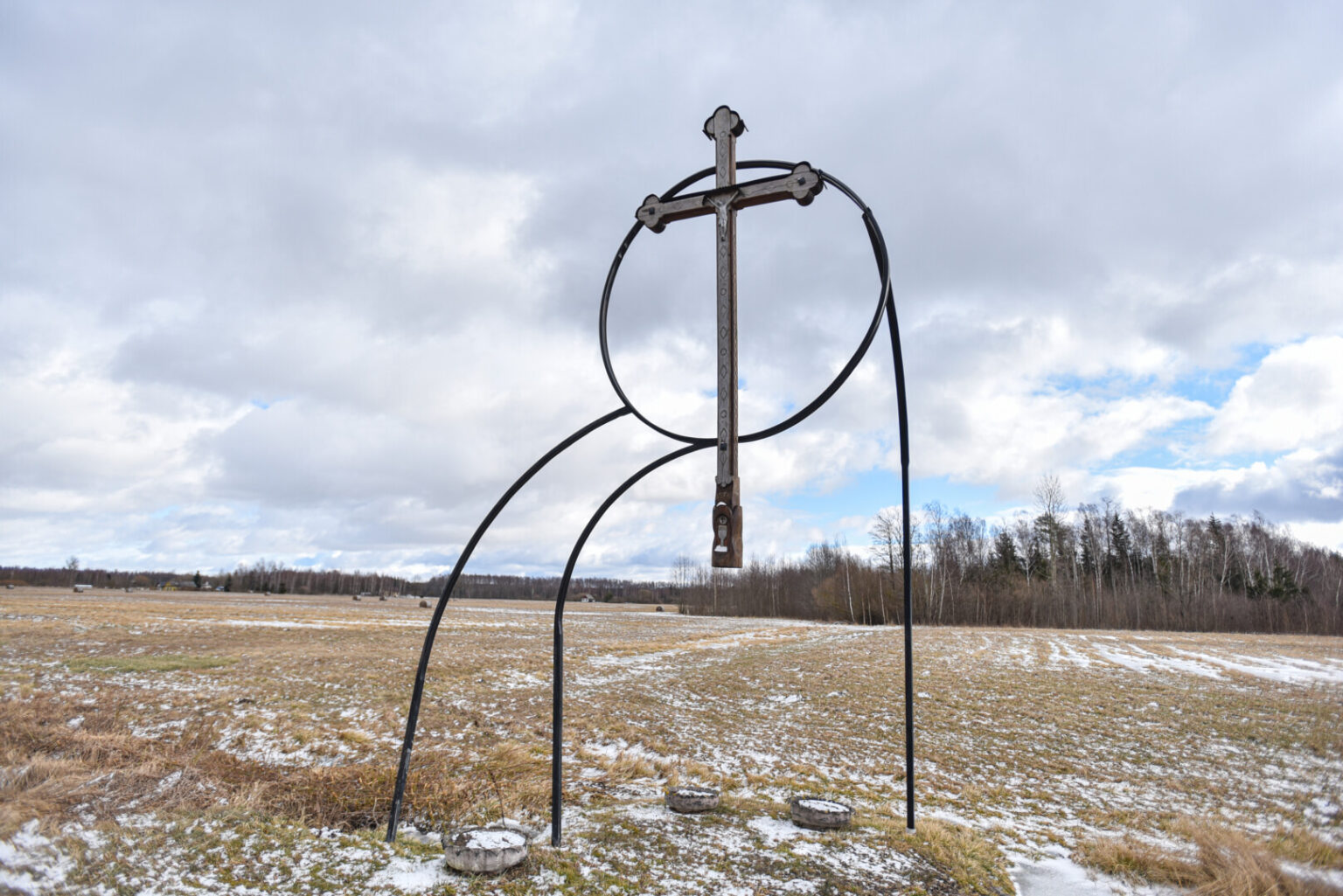 Nuo Skaistgirių pasukus Paįstrio link, akis nebejotinai užkliūva už išskirtinio, ant metalinių konstrukcijų iškelto kryžiaus.