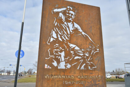 Atvykstančiuosius į Panevėžį nuo Vilniaus, Kauno nuo šiol pasitinka prieš porą metų mirusio panevėžiečio verslininko, saviveiklininko, sveiko gyvenimo būdo propaguotojo Vidmanto Kartano sveikinimo mostas.