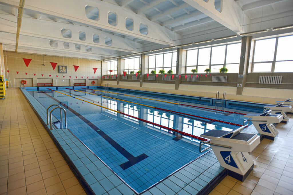 Kol sporto rūmų pašonėje vietoje baseino ūžia statybininkų technika, suaugusiesiems duris atvėrė „Žemynos“ progimnazijos baseinas.