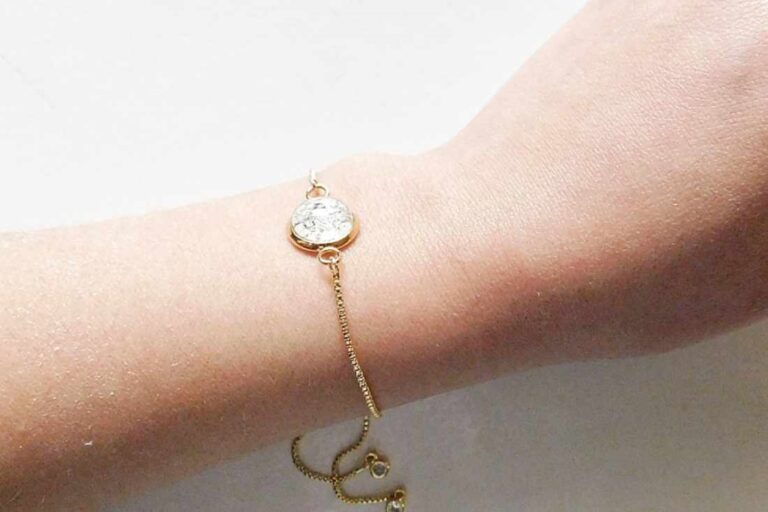 Lietuvoje ėmė plisti vieniems ypatingą ryšį su mirusiu artimuoju kurianti, kitiems makabriškai atrodanti mada dalį kremuotų pelenų supilti į medalionus, kitokius papuošalus ar suvenyrus.