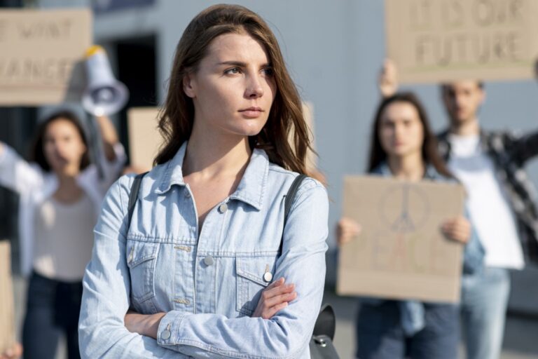 Siekiant priminti emancipacinių idėjų svarbą, skatinti lygiavertiškumo principais grįstą Lietuvos visuomenės viziją ir praktiką, Seimo pirmininkė Viktorija Čmilytė- Nielsen siūlo į atmintinų dienų sąrašą įtraukti Nacionalinę emancipacijos dieną.