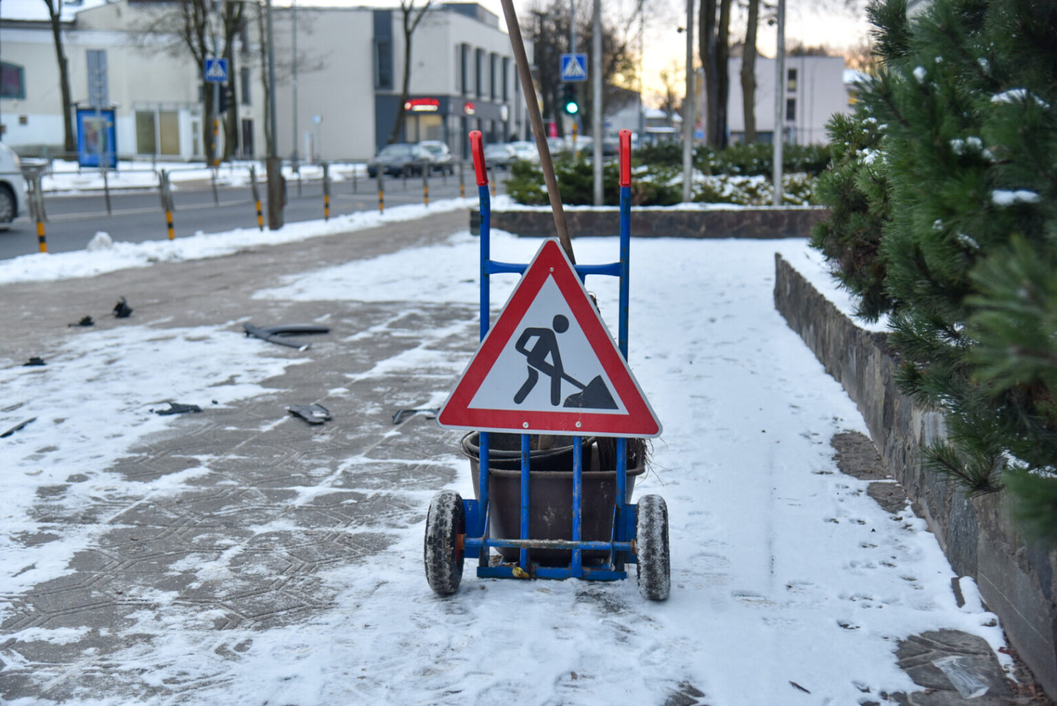 Seni pamokymai, kad tingintiems mokytis ir tik trinantiems mokyklinį suolą ateityje gresia šluoti gatves, nebetenka prasmės.