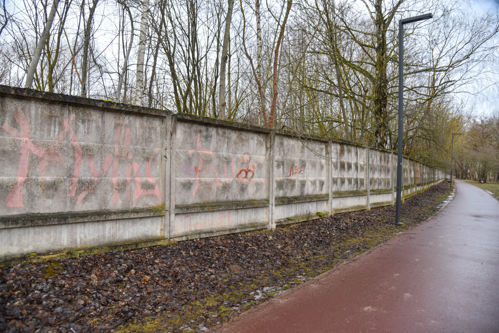 Labiausiai miesto tvarkytojai apsidžiaugtų, jei atsirastų, kas norėtų tvorą išardyti ir išsivežti. P. ŽIDONIO nuotr.