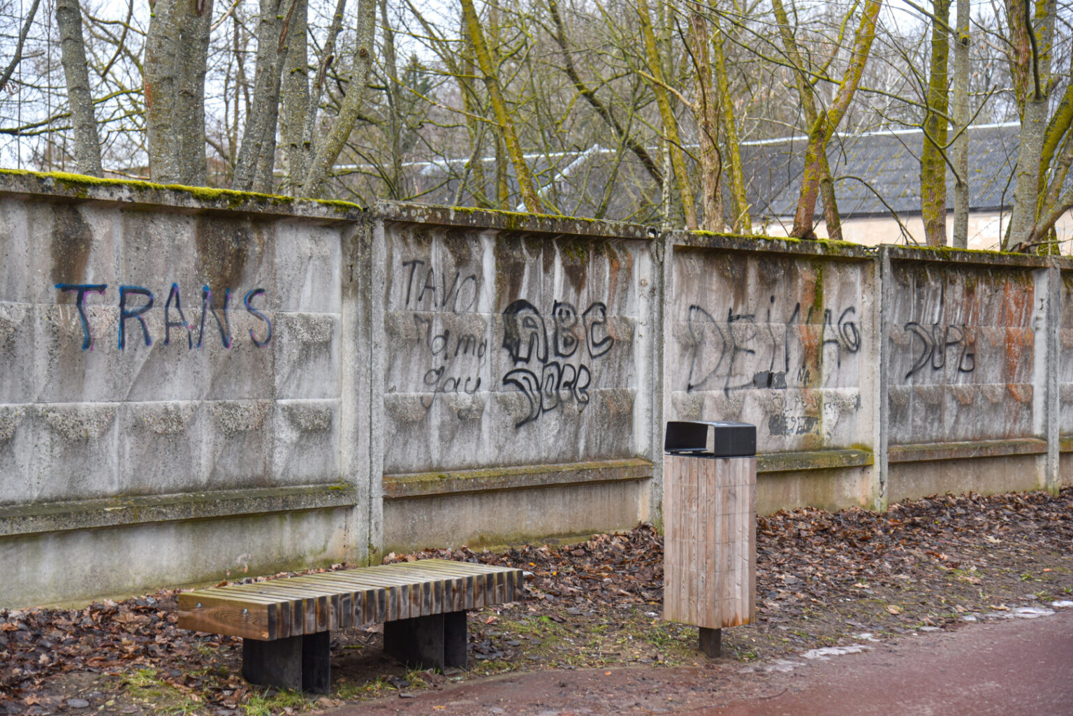 Savivaldybės prieš trejus metus iš panevėžiečio išpirkta ir nebaigta griauti tvarkomo Skaistakalnio parko gelžbetoninė tvora virto savotiška piešimo lenta necenzūrinių teplionių gerbėjams.