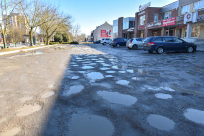 Vienoje judriausių Panevėžyje Klaipėdos gatvių įsikūrę verslininkai ne vienerius metus mina Savivaldybės slenkstį prašydami sutvarkyti valstybinėje žemėje esančią automobilių aikštelę.