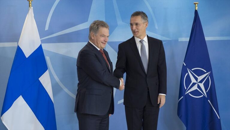 NATO vadovas Jensas Stoltenbergas penktadienį pasveikino Suomijos prezidentą, kai jo šalis pašalino paskutinę kliūtį įstoti į transatlantinį gynybos Aljansą, ir pareiškė, jog tikisi, kad netrukus Suomija oficialiai taps NATO nare.