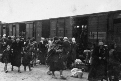 Sovietinis genocidas iš namų ir tėvynės išplėšė šimtus tūkstančių Lietuvos žmonių. Tremtis palietė visas čia gyvenusias tautas: Sibiro platybėse kartu su lietuviais atsidūrė žydai, lenkai, romai, taip pat rusai. Jų istorijos – dar vienas žiaurių sovietinių represijų prieš taikius gyventojus liudijimas.