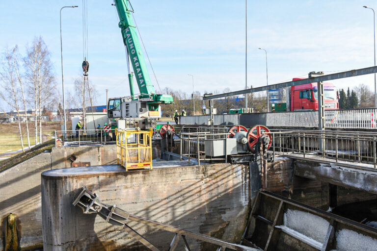 Rekonstruojamoje Panevėžio „Ekrano“ užtvankoje montuojami nauji jos įrenginiai.