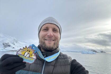 Panevėžietis Aleksandras Smirnovas tapo pirmuoju lietuviu, laimėjusiu pusmaratonį Antarktidoje.