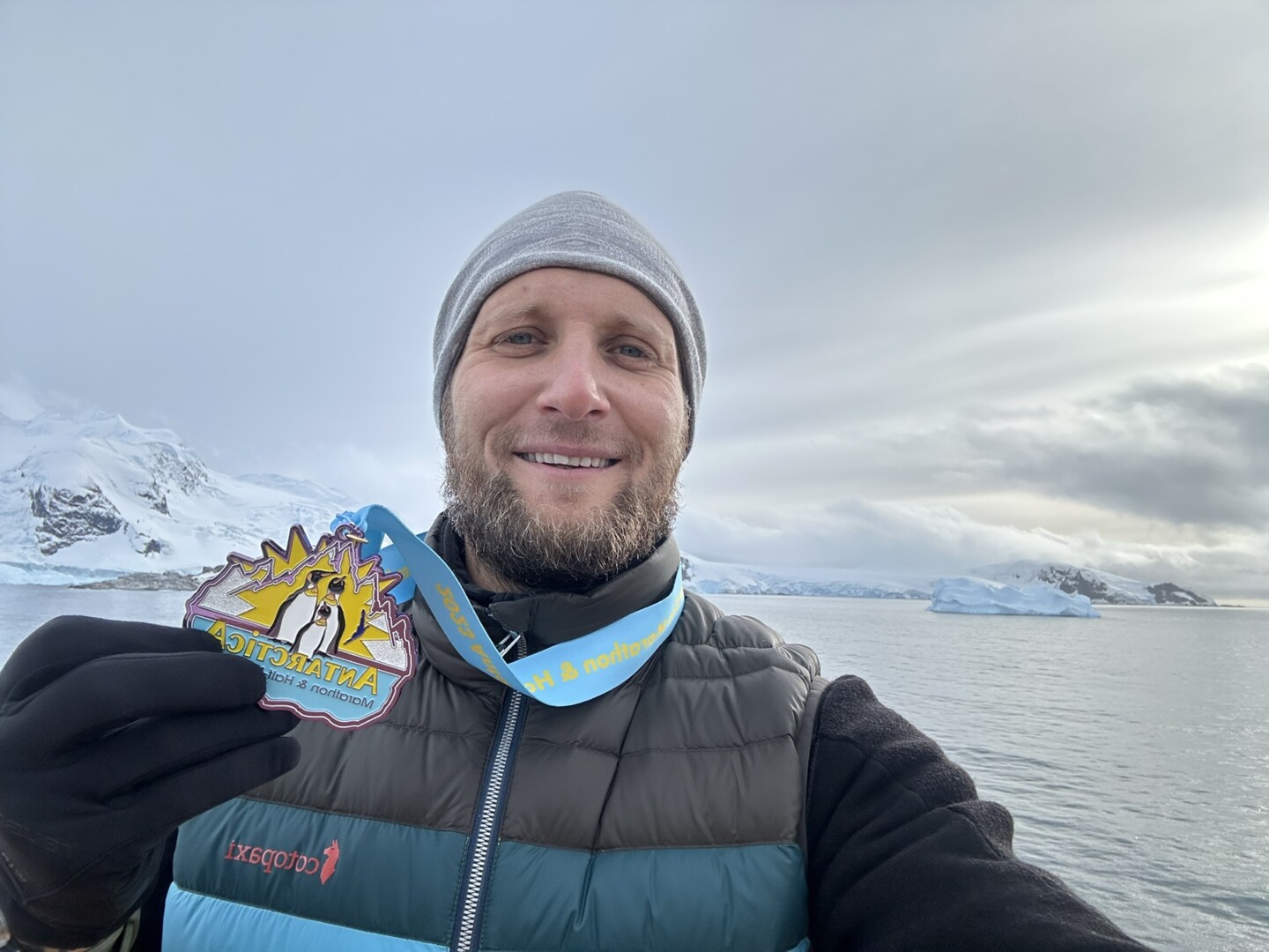 Panevėžietis Aleksandras Smirnovas tapo pirmuoju lietuviu, laimėjusiu pusmaratonį Antarktidoje.