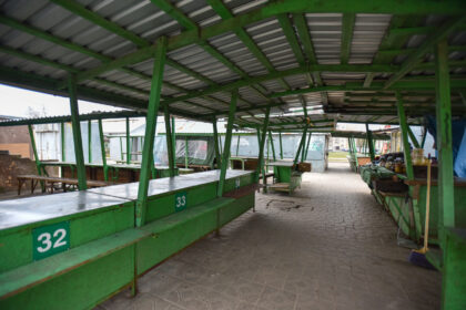 Kone dešimt kartų brangiau, nei siekė Savivaldybės prašoma pradinė kaina, „Žaros“ turgelį po atviru dangumi su aštuoniais arais žemės nupirkę verslininkai tvirtina jį įsigiję tam, kad šioje vietoje išliktų turgavietė.