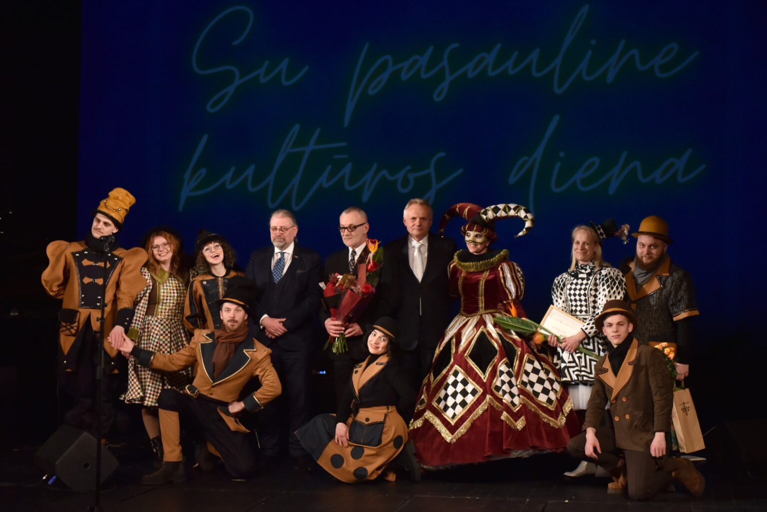 Artėjant Kultūros dienai, Panevėžio muzikiniame teatre kultūros darbuotojams surengtas šventinis vakaras, kuriame pasveikinti trys kultūros ir meno premijos laureatai.