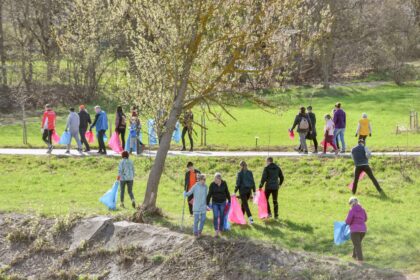 Iki akcijos rengėjų siekiamybės – Panevėžys be šiukšlių – kol kas dar labai toli. Praėjusį savaitgalį miesto viešosiose erdvėse į maišus atliekas rinkusių talkininkų laimikis – beveik trys tonos „dovanų“.