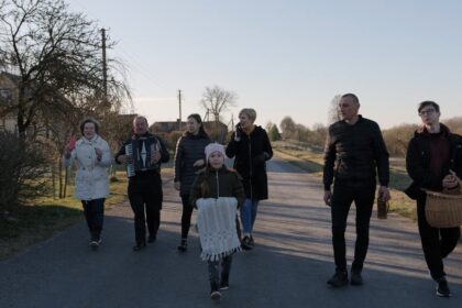 Šimtmečiais Lietuvoje gyvavusią tradiciją – ankstyvą antrosios Velykų dienos rytą vaikščioti po kaimo gryčias, iš lovų kelti miegančius, juos prausti, šluostyti būtinai lininiu rankšluosčiu ir išsakyti pačius geriausius linkėjimus – iki šių dienų išsaugojo vienintelė vietovė šalyje.