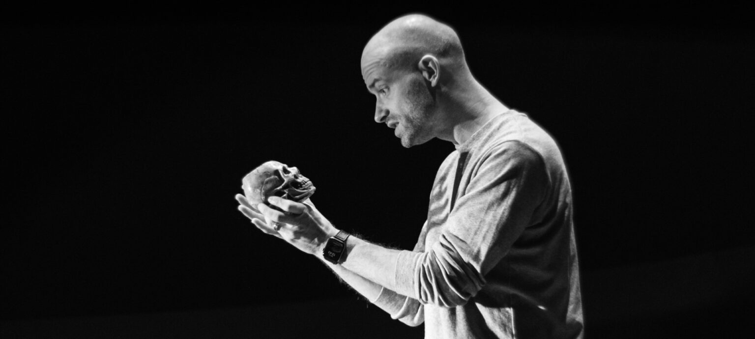 Juozo Miltinio dramos teatre režisierius ir dramaturgas Aleksandras Špilevojus dar šį mėnesį pristatys premjerą „Jona“. Pasitelkęs komedijos žanrą A. Špilevojus nagrinėja sudėtingą ir, rodos, visai nešmaikščią vidinių spąstų temą.