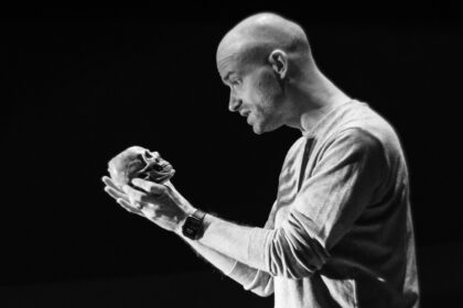 Juozo Miltinio dramos teatre režisierius ir dramaturgas Aleksandras Špilevojus dar šį mėnesį pristatys premjerą „Jona“. Pasitelkęs komedijos žanrą A. Špilevojus nagrinėja sudėtingą ir, rodos, visai nešmaikščią vidinių spąstų temą.