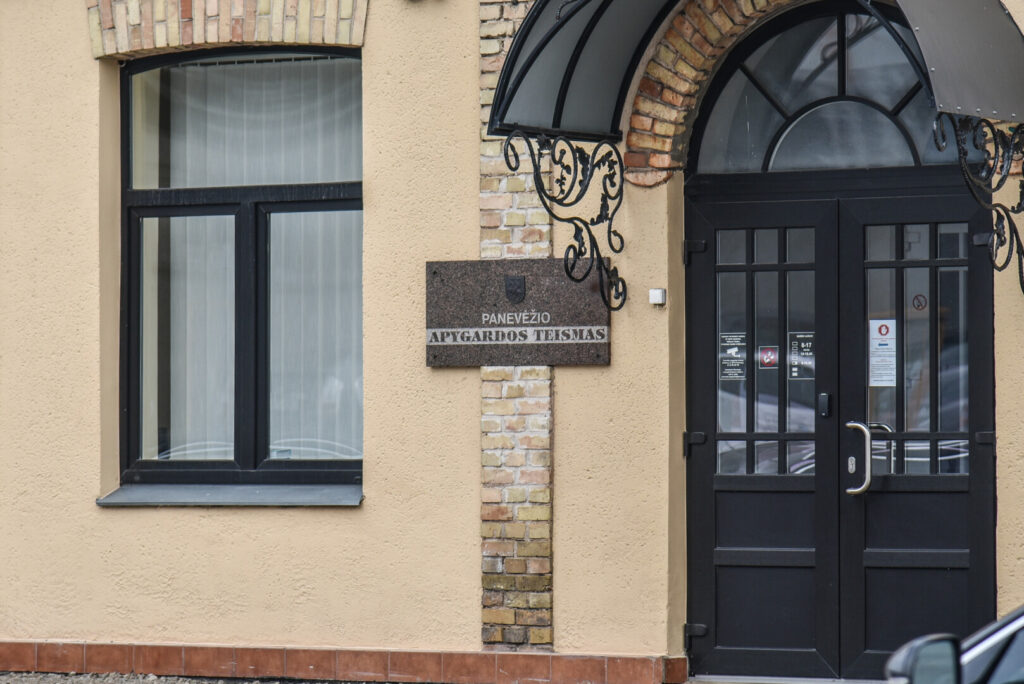 Teismų pagrindinė funkcija – vykdyti teisingumą, tačiau pastaruoju metu Temidės institucijų vadovai suka galvas, kaip išgyventi gilėjant įsiskolinimų jūrai.