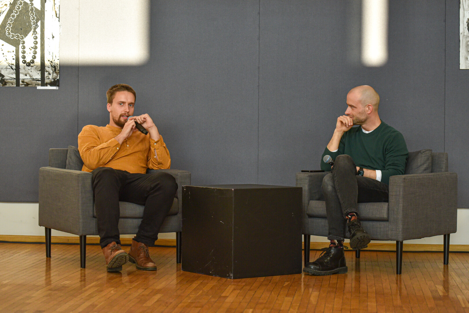 J. Miltinio dramos teatro meno vadovo Aleksandro Špilevojaus kalbinamas kompozitorius Mantvydas Leonas Pranulis pasakojo augęs menininkų šeimoje ir kadaise visiems prisiekinėjęs pats niekada nebūsiantis menininku. P. ŽIDONIO nuotr.