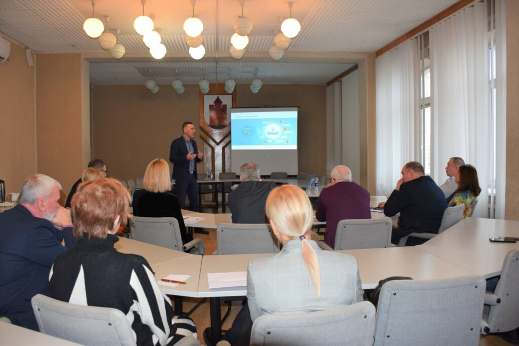 Panevėžio miesto savivaldybėje vyko Lietuvos Respublikos susisiekimo misterijos inicijuotas seminaras apie dviračių transporto plėtrą.