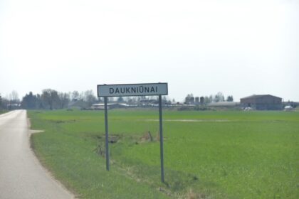 Daukniūniškiai skundžiasi, kad jų rami ir jauki gyvenvietė virsta smirdinčiu kaimu. Jau gerą mėnesį čia tvyrantį dvoką skleidžia už kelių šimtų metrų nuo artimiausios sodybos įrengta srutų duobė.