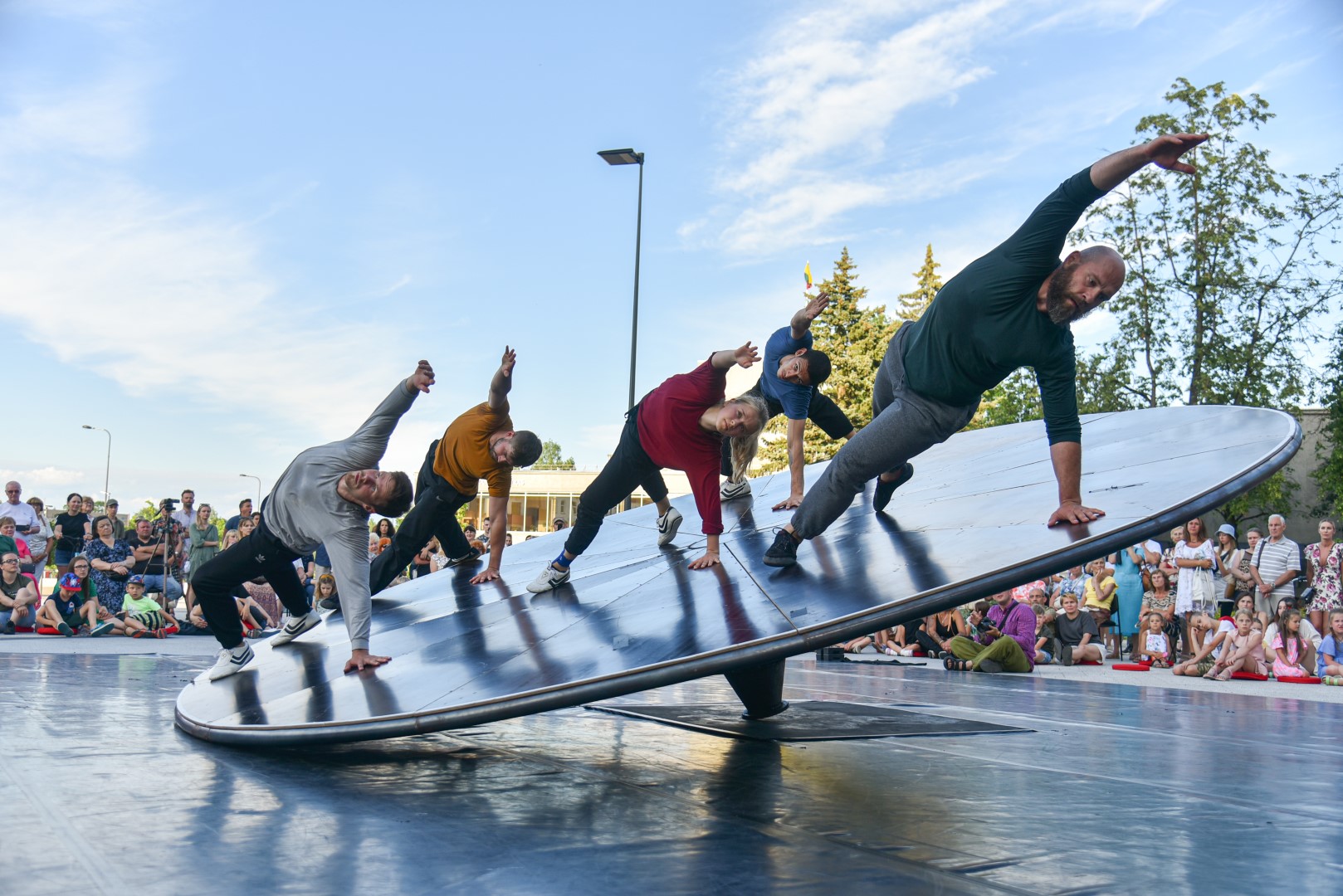 Laisvės aikštėje organizuojami „Susitikime penktadienį“ renginiai lepina panevėžiečius įvairove ir išskirtinių atlikėjų pasirodymais. P. ŽIDONIO nuotr.