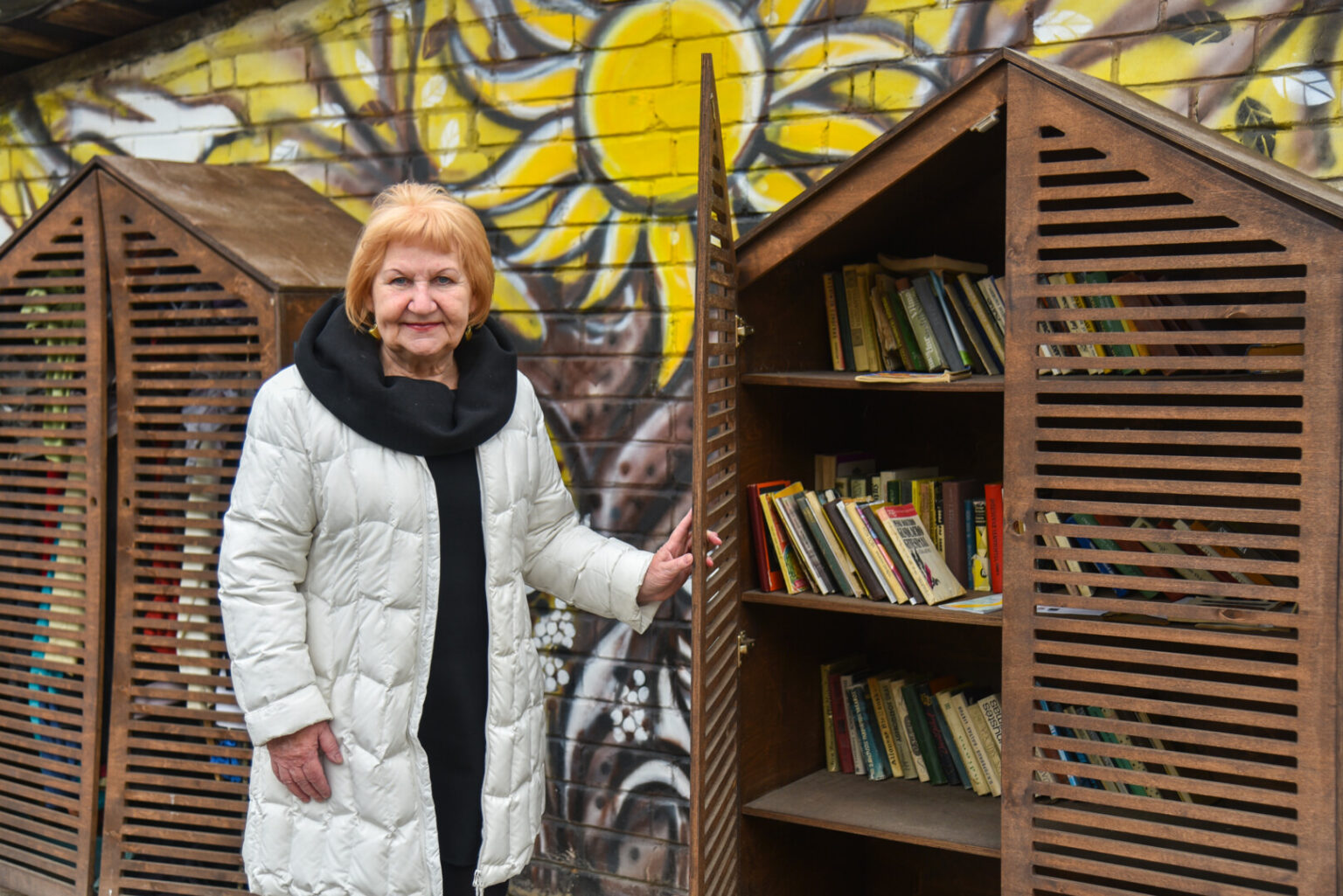 Panevėžio centre, prie spalvingai ištapytos sienos, stovi du originalūs nameliai. Viename jų knygos ir žurnalai, antrajame – drabužiai bei batai. Tai – bendruomenės mainų spintos, mokančios gyventi tvariai, nešvaistyti daiktų, būti ekopilietiškiems.
