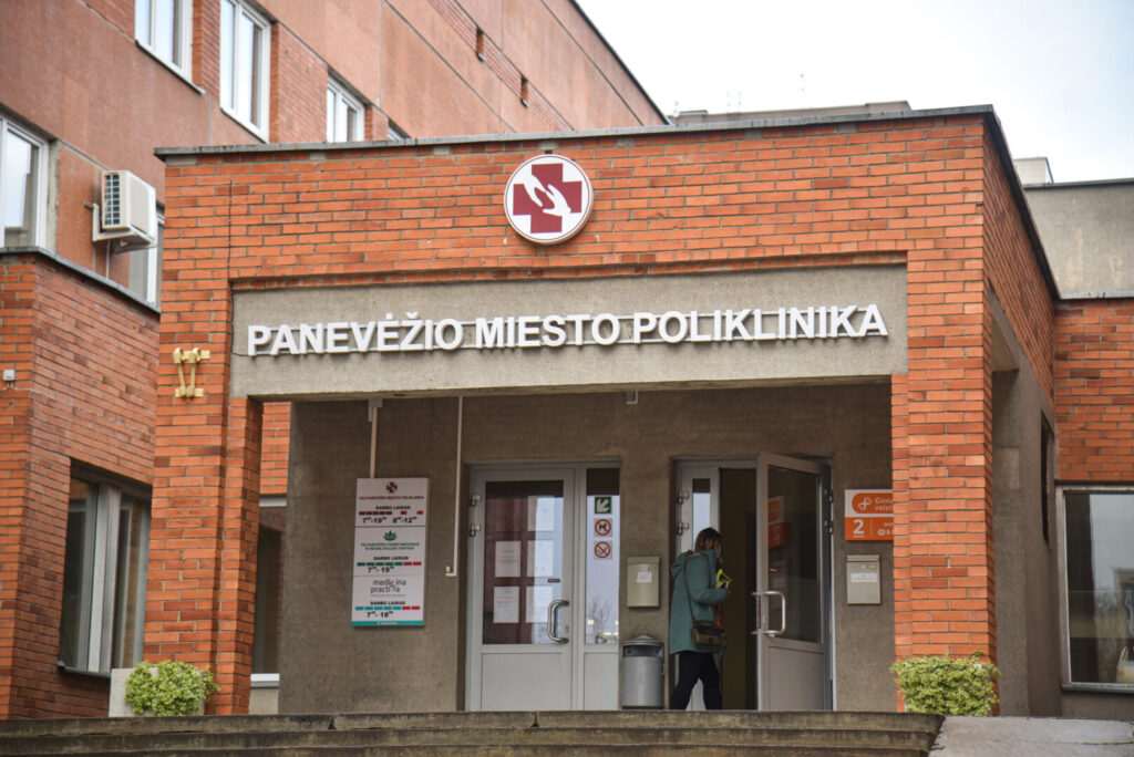 „Pokalbis bus įrašomas“, – paskambinus į kai kurias paslaugas teikiančias įmones įprastą frazę jau galima išgirsti ir prisiskambinus gydytojui. Telefoninius pacientų pokalbius su medikais prieš mėnesį įrašyti ėmė kaimyninio rajono poliklinika.