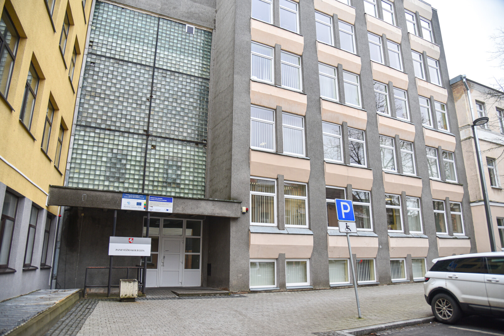 Nors Panevėžio kolegija kol kas atitinka minimalius reikalavimus, kad išliktų savarankiška, ministerija turi abejonių, ar pasikeitus priėmimo į aukštąsias mokyklas tvarkai ši mokslo įstaiga surinks minimalų studentų skaičių. P. ŽIDONIO nuotr.