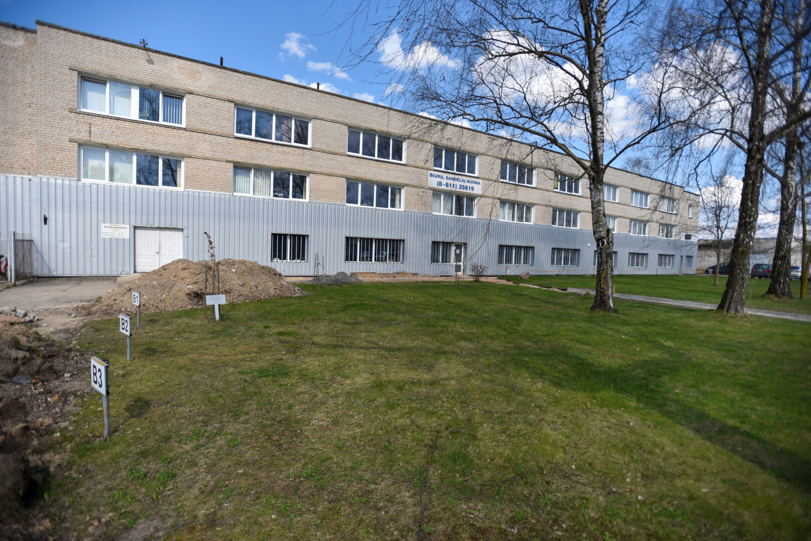 Šiame Arvydo Marijaus Šliogerio vardu pavadintame skvere turėtų stotis medis šaknimis į dangų. P. ŽIDONIO nuotr.