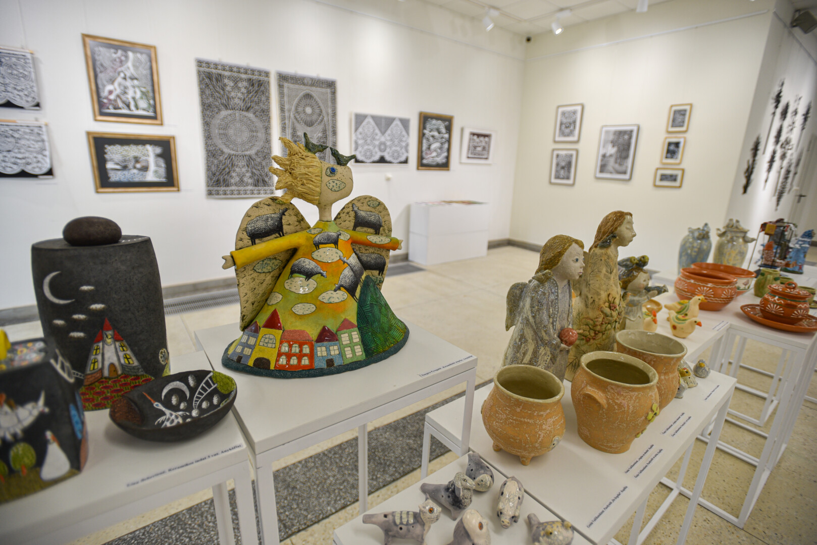 Parodoje eksponuojamų darbų gausa liudija, jog atgimsta primiršti tautodailės žanrai, šalia patyrusių meistrų atsirado naujų veidų. P. ŽIDONIO nuotr. 