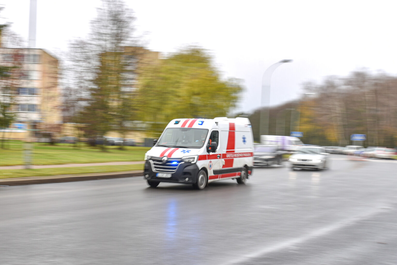 Už tai, kad tinkamai neapžiūrėjo daugiabučio kieme gulinčio girto žmogaus, profesionaliai neįvertino jo sveikatos būklės ir šis po valandos mirė, Panevėžio greitosios medicinos pagalbos stoties slaugytoja nubausta 4000 eurų bauda.