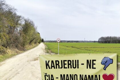 Panevėžio rajono vaizdingoje vietoje įsikūrusių dviejų sodininkų bendrijų gyventojai surinkę parašus kelias dešimtis institucijų, tarp jų ir prezidentą, užvertė prašymais sustabdyti verslininkų planus vos už šimto metrų nuo gyvenamųjų namų iškasti karjerą.