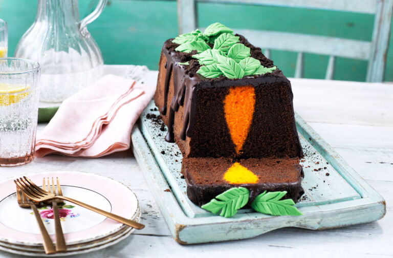 Trapiais zuikiais, mielinėmis bobomis, kiaušininiais keksais ir morkų tortais papuoštas šv. Velykų stalas pradžiugins ir didelius, ir mažus.