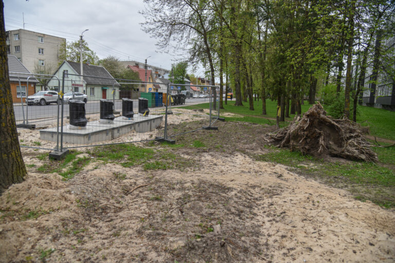 Nauji požeminiai konteineriai ir tvarkingos antžeminių aikštelės keičia Panevėžio vaizdą, visgi jų statyboms užsitęsus jau kone pusmetį, gyventojai pradeda lieti pretenzijas.