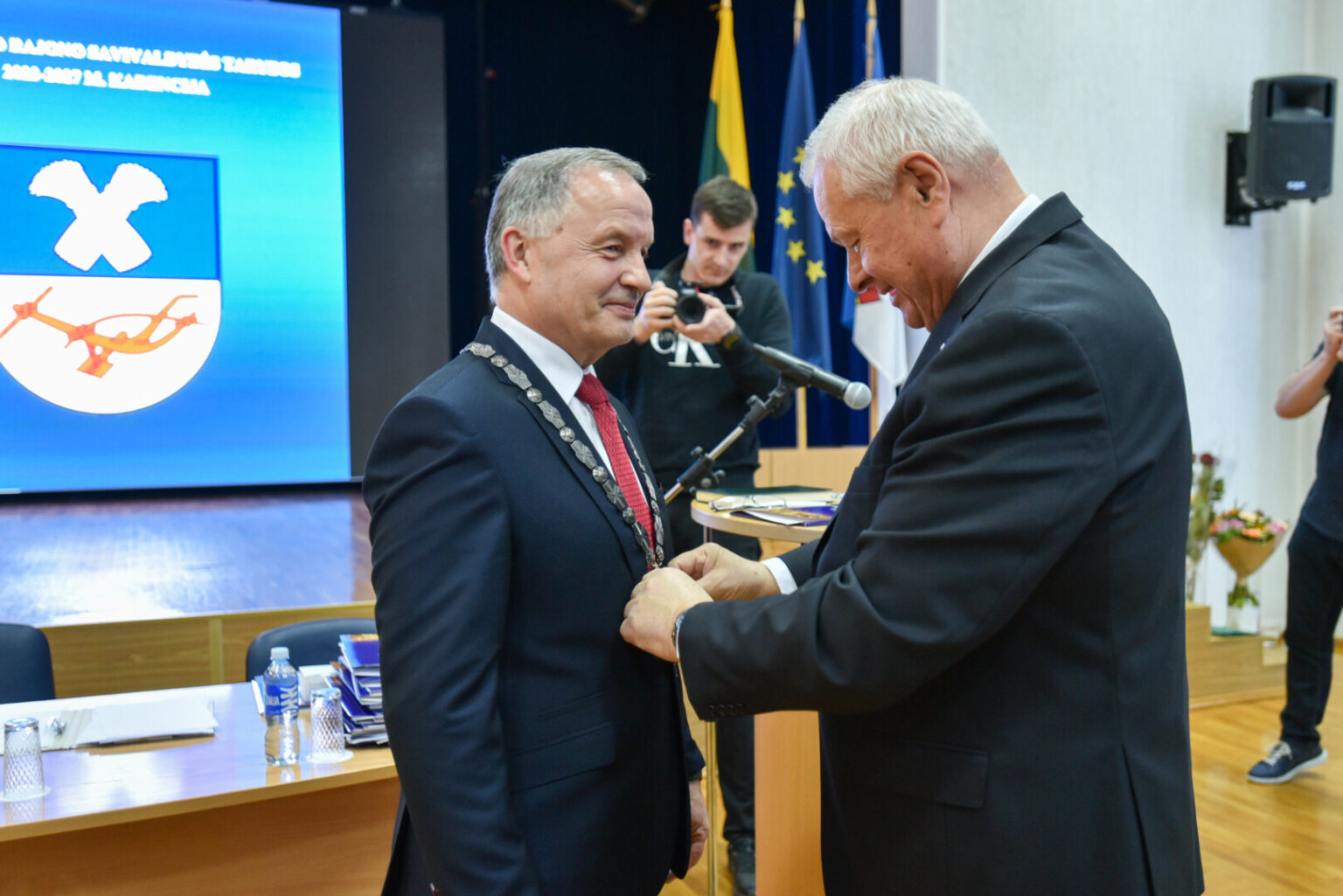 Panevėžio rajone darbą pradėjo naujoji valdžia. Į pirmąjį posėdį antradienį susirinkus ateinančių ketverių metų kadencijos Tarybai, padėję ranką ant Konstitucijos, iškilmingai priesaiką davė ne visi jos nariai.