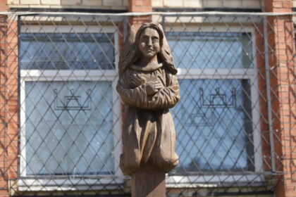 Iš patalpų Tulpių gatvėje išsikrausčiusi policija nepalieka prie komisariato stovėjusių ne tik medinių skulptūrų.