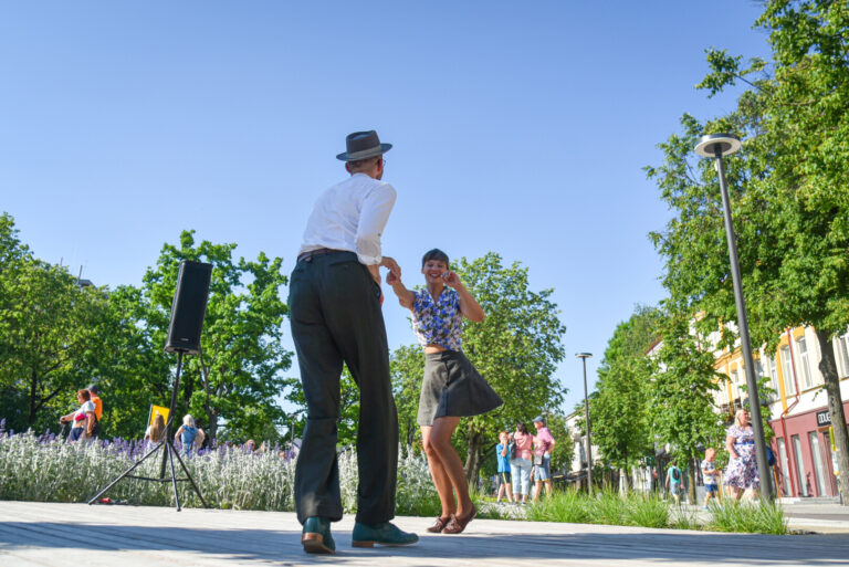 Artėjant vasarai, ryškėja minias į Panevėžio Laisvės aikštę sutraukiančio tradicinio renginių ciklo „Susitikime penktadienį“ kontūrai.