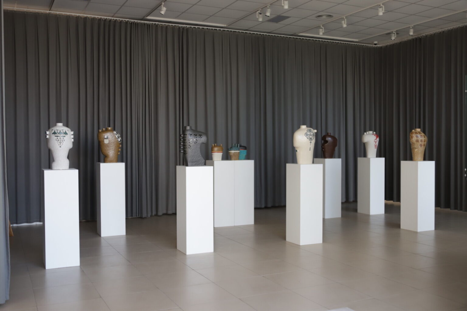 Panevėžio miesto dailės galerijos Keramikos paviljone atidaryta ukrainietės keramikės Zinaidos Blyzniuk paroda „Narsūs“, kurioje menininkė nagrinėja karo Ukrainoje temą.