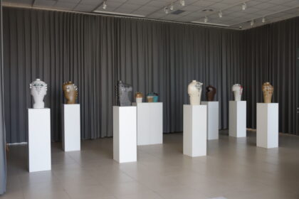 Panevėžio miesto dailės galerijos Keramikos paviljone atidaryta ukrainietės keramikės Zinaidos Blyzniuk paroda „Narsūs“, kurioje menininkė nagrinėja karo Ukrainoje temą.