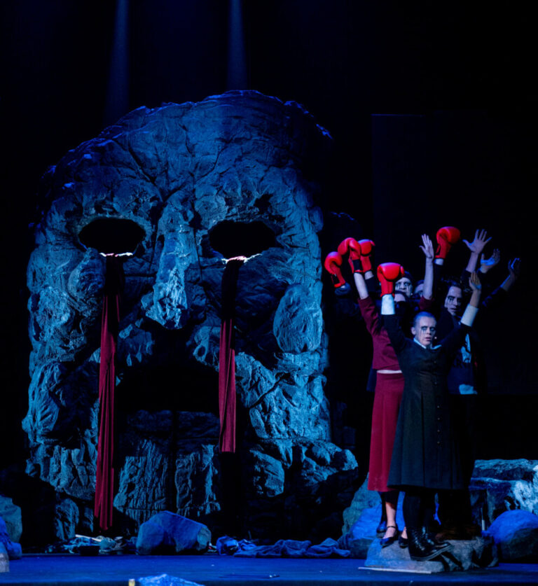 Išskirtinius menininkus pristatančioje tarptautinėje scenografijos, kostiumų bei teatro architektūros ir dizaino parodoje Čekijoje, Franco Kafkos mieste vykstančioje Prahos kvadrienalėje šįmet vienas iš Lietuvai atstovausiančių darbų bus Lauros Luišaitytės scenografija, kurta Juozo Miltinio dramos teatro spektakliui „Idomenėjas“ (rež. Agnius Jankevičius).