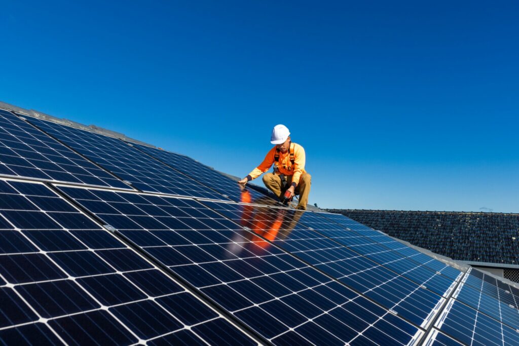 Smulkusis verslas netrukus sulauks kvietimo teikti paraiškas saulės elektrinėms įrengti. Įmonėms, svarstančioms apie nuosavos elektros energijos gamybą, vertėtų jau dabar ruoštis ir apgalvotai rinktis rangovą, kad įrengimo darbai vyktų sklandžiai ir laiku.